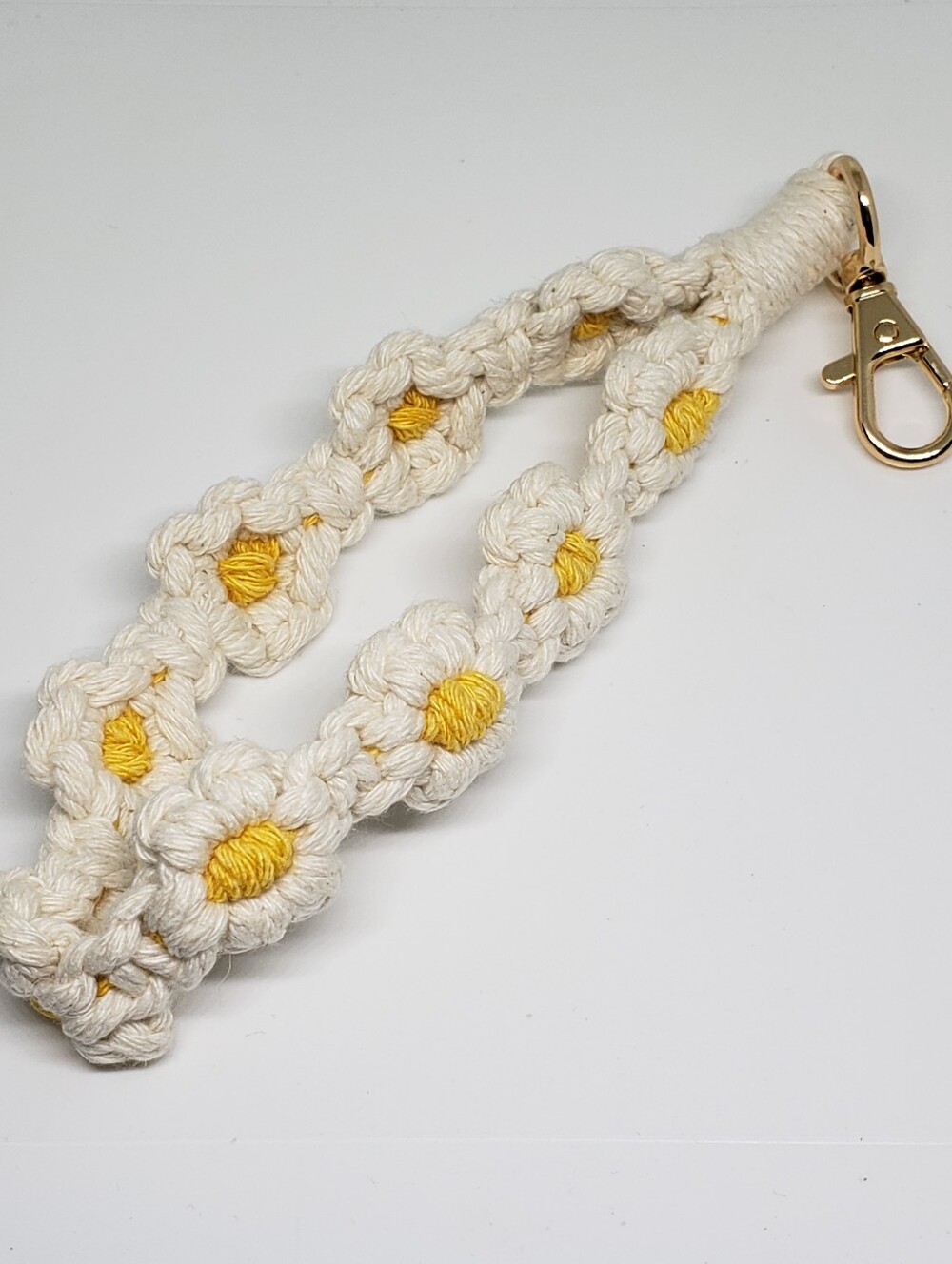 White and Yellow Boho Daisy Crochet Flower Wristlet Keychain NEW, NO TAGS - Picture 1 of 4